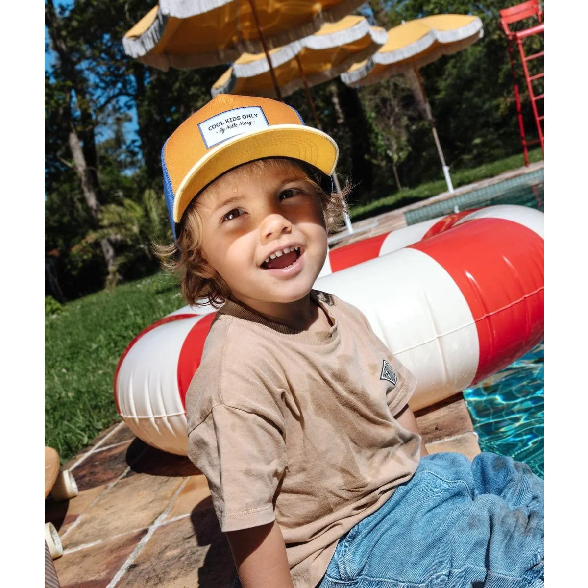 Gelb-blauer truckerhut mit weißem patch cool kids only im produkt cap mini canyon