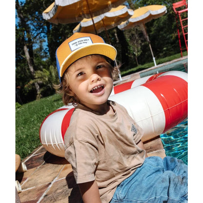 Gelb-blauer truckerhut mit weißem patch cool kids only im produkt cap mini canyon