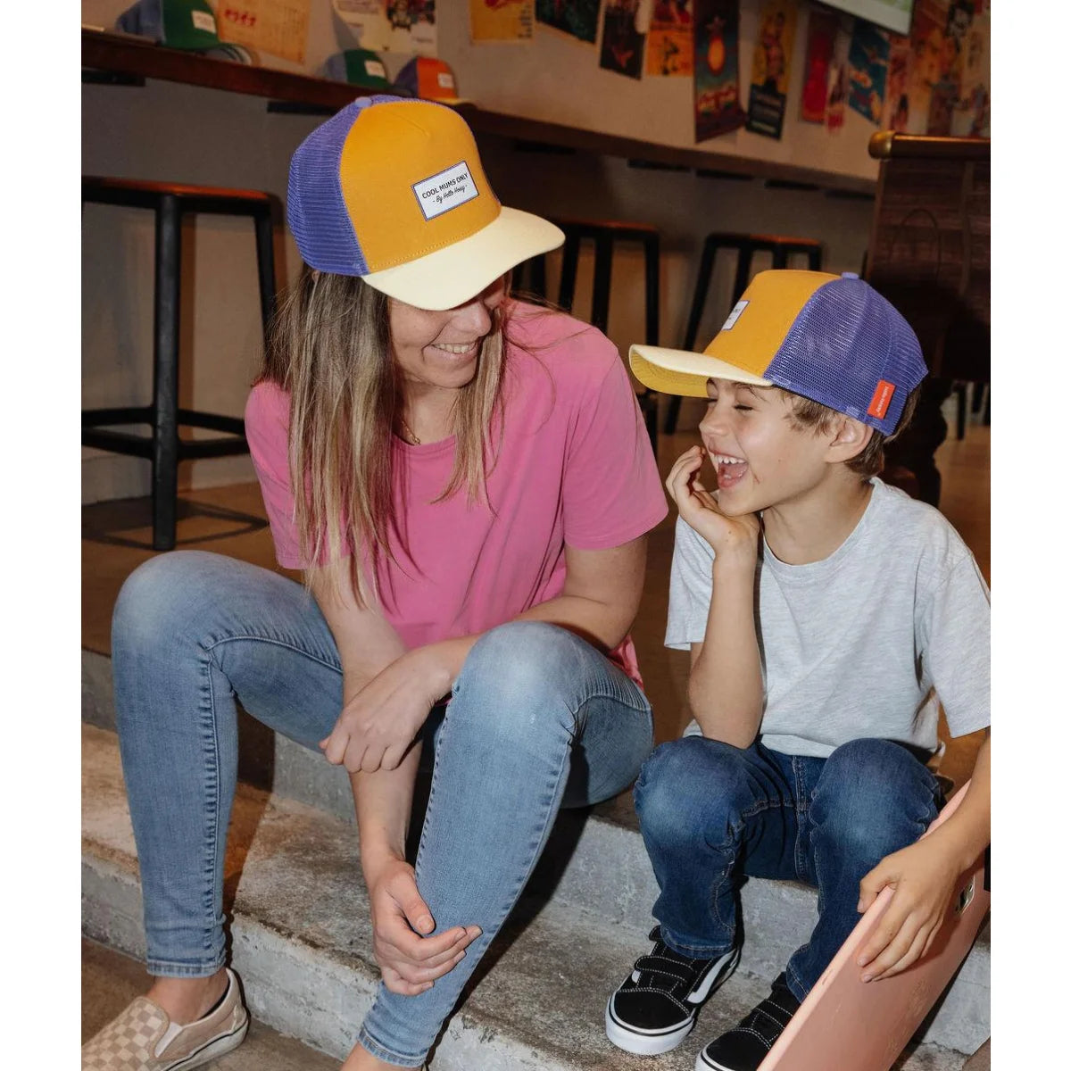 Blau gelber truckerhut mit weißem label vorne aus der kappe mini canyon kollektion