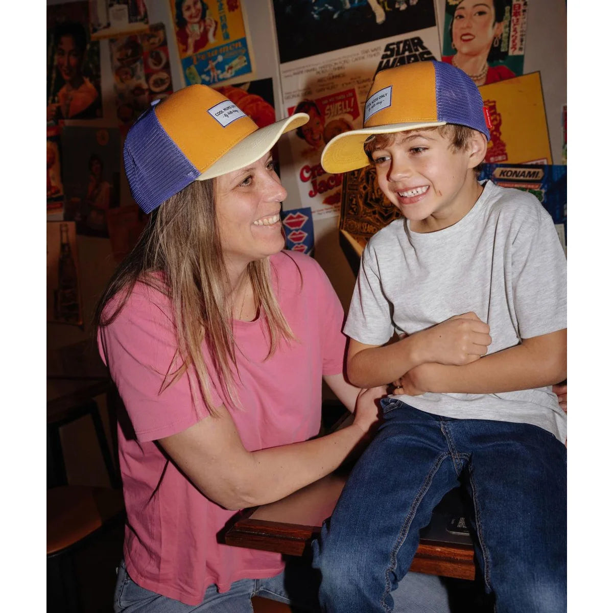 Gelb-blaues trucker cap mini canyon mit weißem label vorne aus atmungsaktivem material