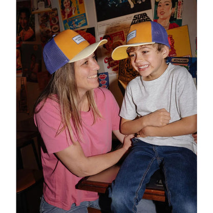 Gelb-blaues trucker cap mini canyon mit weißem label vorne aus atmungsaktivem material