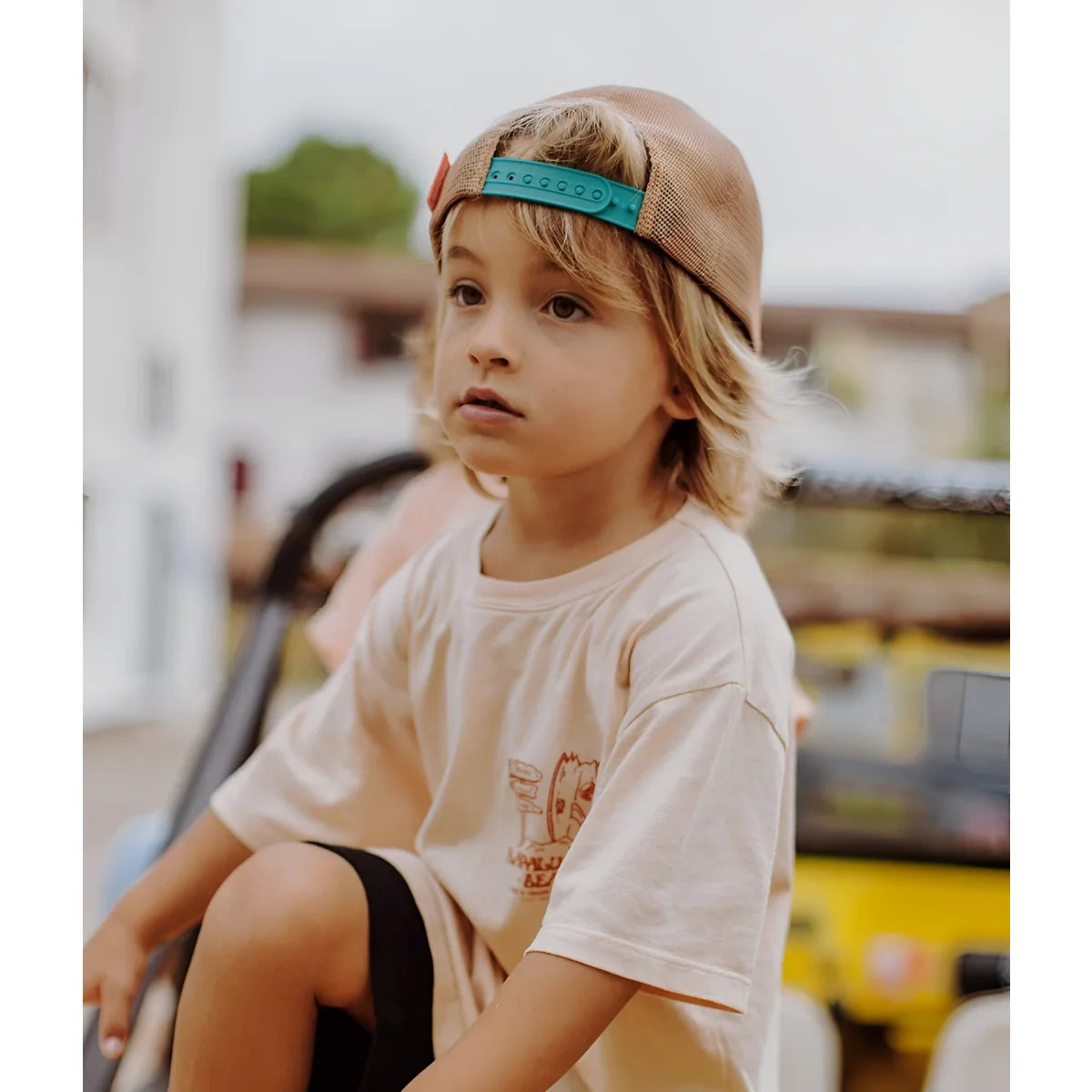 Beige mesh baseball cap iced coffee mit teal plastikverschluss und kleinem roten knop auf der seite