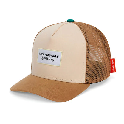 Beige und braune trucker mütze mit mesh-rücken und weißem patch cool kids only von hello hussy grüne knopfleiste
