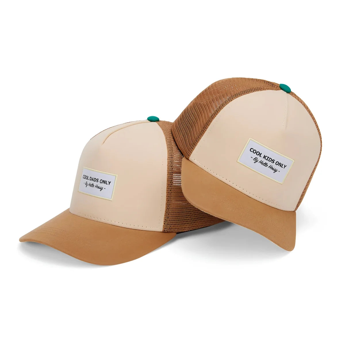 Beige und braune trucker-baseballmütze mit mesh-rückseite und grünem knopf von hello honey iced coffee modell