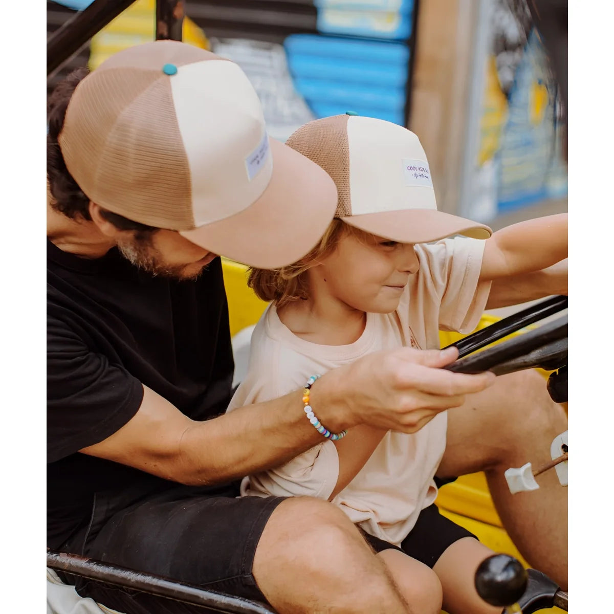 Beige und weiße trucker cap iced coffee mit mesh-rücken, beige schirm und kleiner blauer knopf oben
