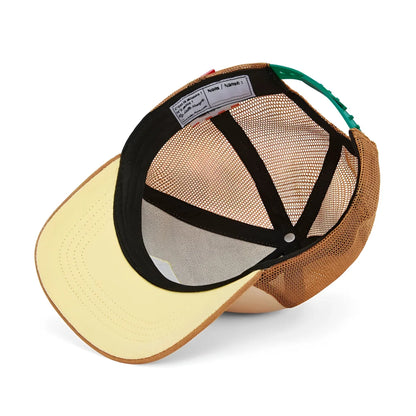 Tan und blassgelbe trucker cap mit schwarzem mesh rücken grünem verstellbaren riemen und besticktem markenlabel