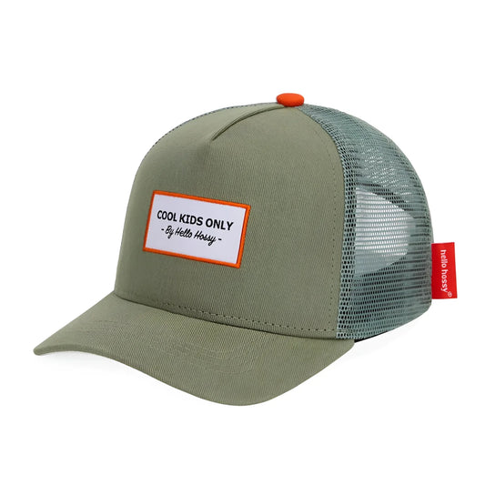 Olive grüne trucker cap mit mesh-rücken, orangefarbenem knopf und besticktem patch cool kids only von hello hassy