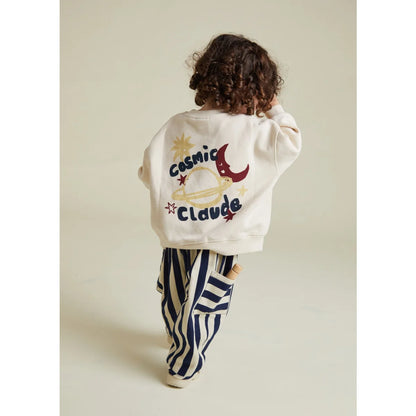Cremeweiße Carner Cosmic Sweat mit Cosmic Claude Stickerei, roter Mond, gelber Sonne und Sternen