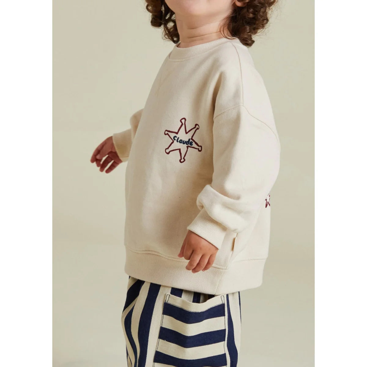Carner Cosmic Sweat Ecru: Creme-farbener Kinderhoodie mit rotem Stern-Stickerei-Cloude-Patch