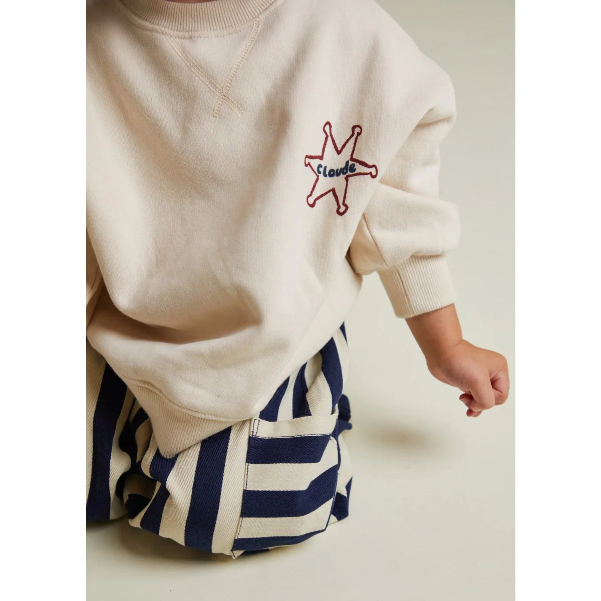 Carner Cosmic Sweat Ecru: Creme-Sweatshirt mit rotem Stern und blauem Claude-Stickerei