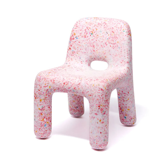 Charlie stuhl erdbeere pink kinderstuhl mit bunten terrazzo-flecken in rot blau und gelb