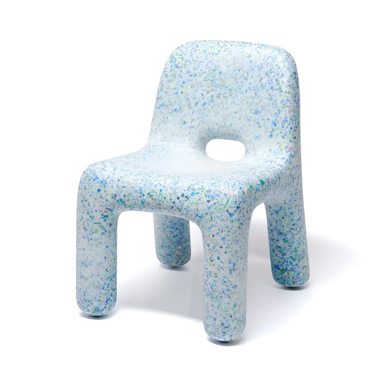 Moderner kinderstuhl charlie mit speckled hellblau weiß recyceltem kunststoff und ovaler aussparung im rückenbereich