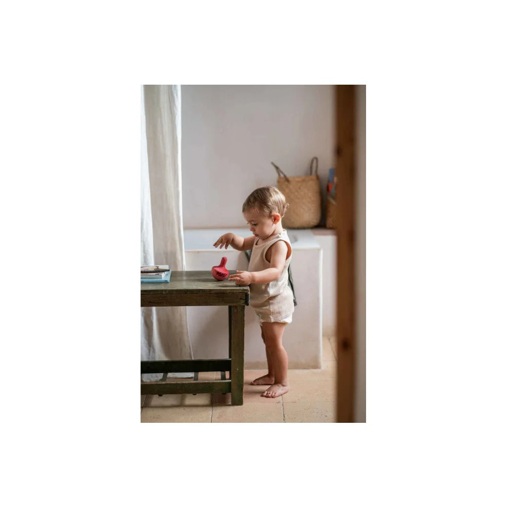 Rotes Gummi-Entlein auf Holztisch mit weißem Hintergrund