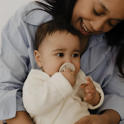 ChooChoo Schnuller 0-6 Monate Sand: weißer Schnuller mit weichem Silikonnippel