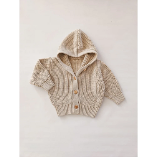 Beige gestrickte Kapuzenstrickjacke für Baby oder Kleinkind im Produkt Chunky Knit Cardigan Oat