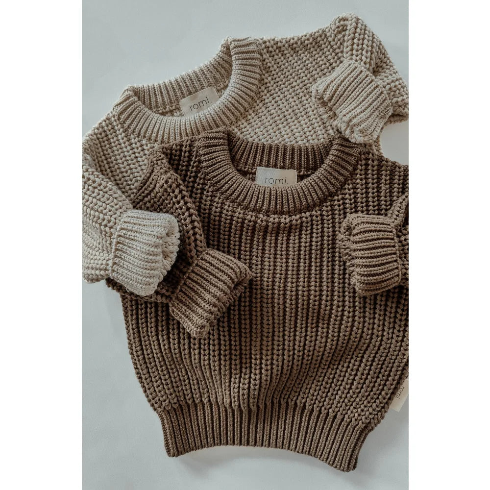 Zwei dicke Strickpullover in neutralen Beigetönen, Produkt Chunky Knit Sweater Coffee