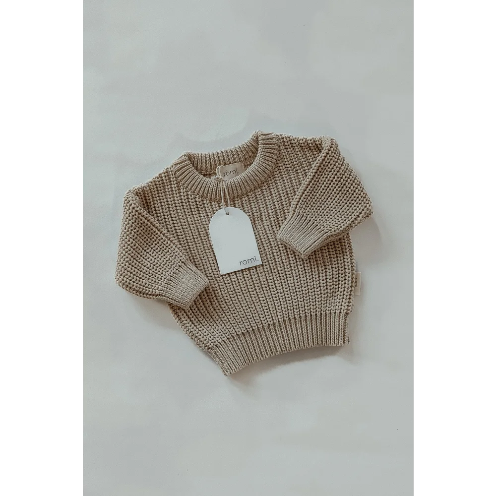 Beige Chunky Knit Sweater Oat mit Preisschild sichtbar auf weißem Hintergrund