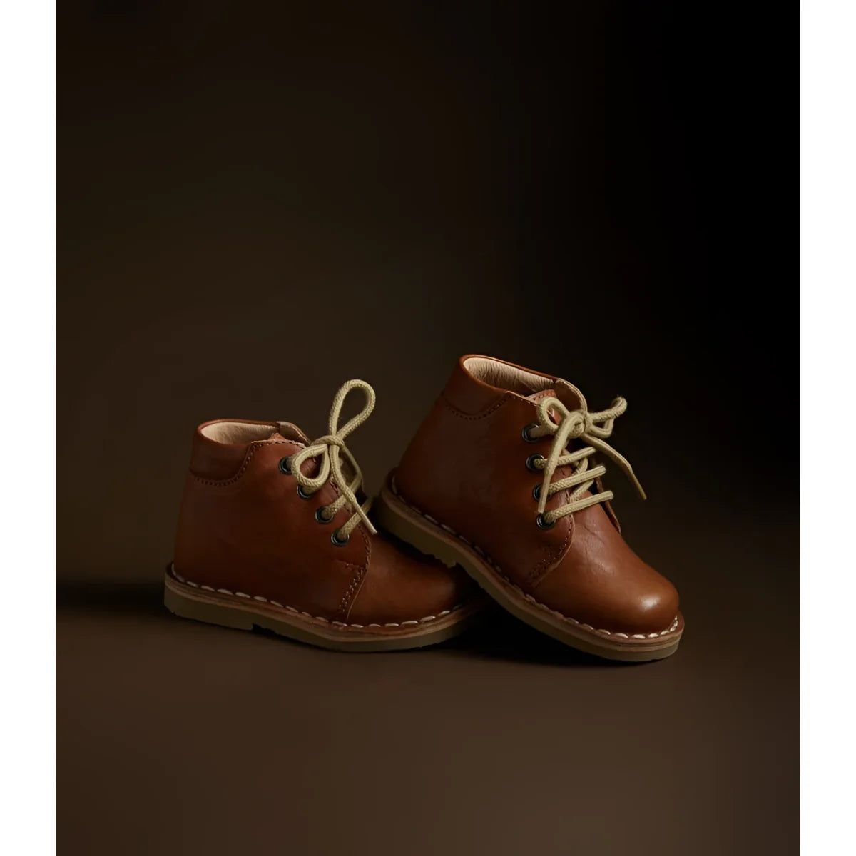 Klassische Cognac Desert Boot für Kinder aus pflanzlich gegerbtem Wildleder