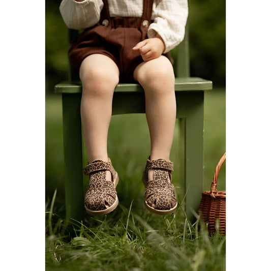 Braune kinder sandalen mit leopardmuster und weichem stoff obermaterial klassische schuh mit hellem gummisohle