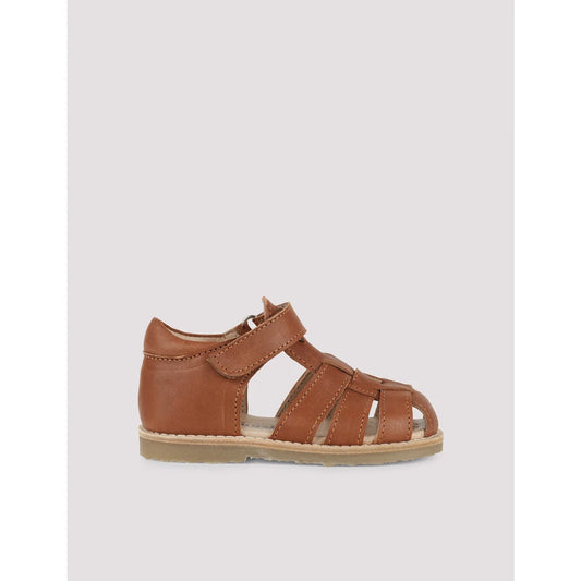 Klassische cognacfarbene kinderledersandalen mit fußriemen und verstellbarem klettverschluss