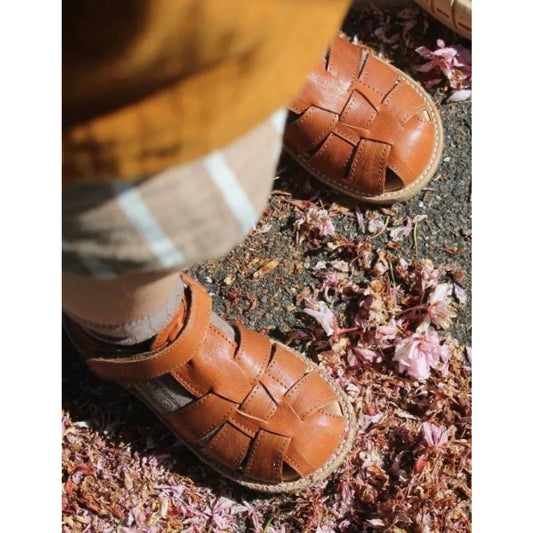 Classic sandal cognac aus cognacfarbenem leder mit geflochtenem riemen und espadrille-sohle