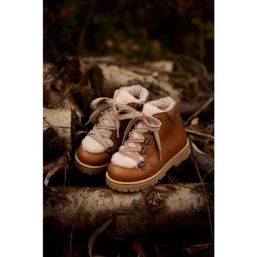 Braune Leder- und Faux-Fell Kinderstiefel mit gestreiften Schnürsenkeln