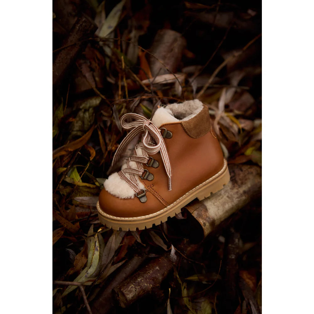 Braune Leder- und Kunstfell-Toddler-Stiefel mit gestreiften Schnürsenkeln