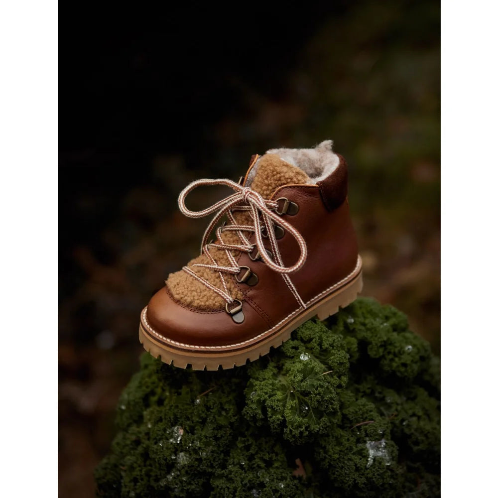 Braune Lederstiefel mit Fake-Fell-Zunge und gestreiften weißen braunen Schnürsenkeln