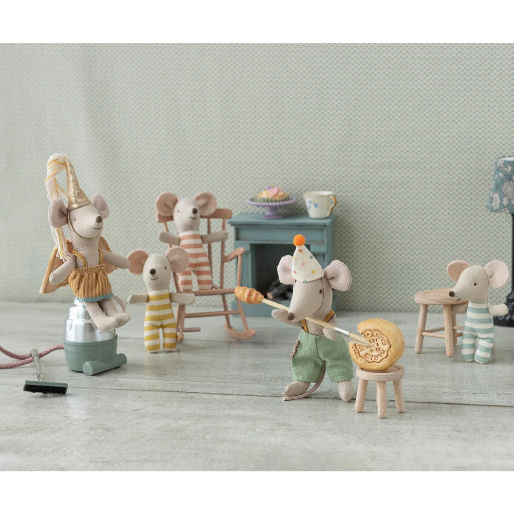 Maus-Figuren-Set in Pastelltönen mit Holzmöbeln im Koffer