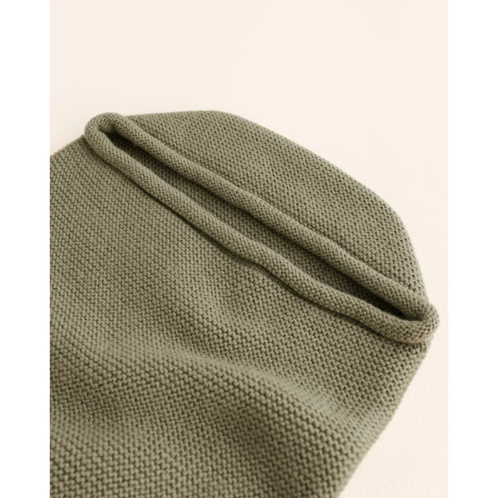 Olivegrüner gestrickter Beanie-Hut passend zur Cocoon Babydecke Artischocke