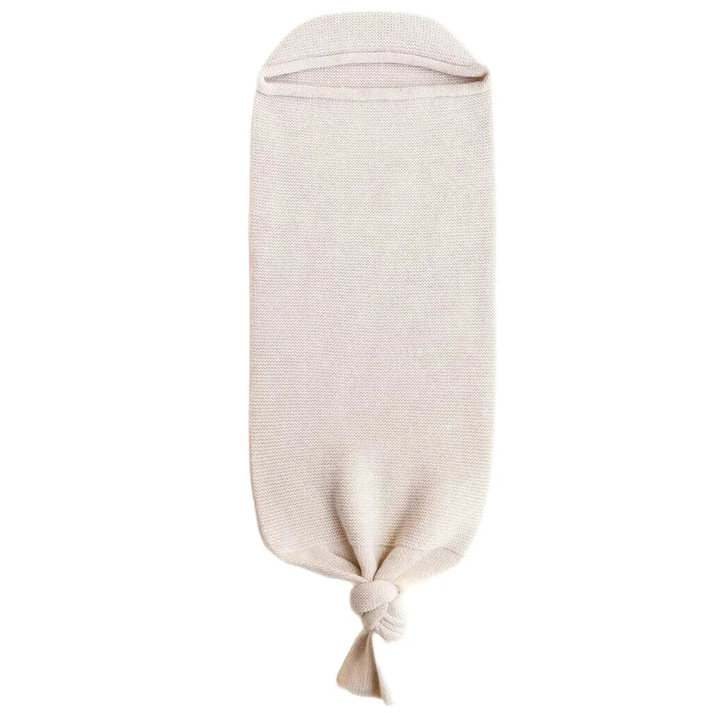 Cremefarbene Strick-Babyschlafsack mit geknotetem Boden von Cocoon Babydecke