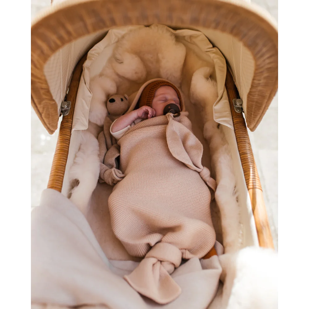 Neugeborenes Baby in Decke im Bassinet, Cocoon Babydecke in Oat