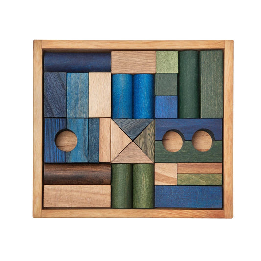 Ein satz farbenfroher holzbausteine in einem quadratischen tablett mit natürlichen und bemalten flächen für ökologische baby- & kinderprodukte