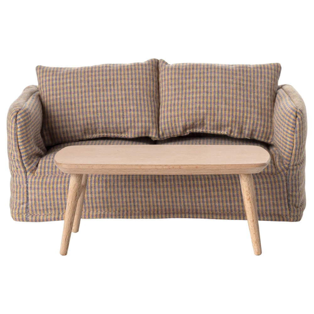 Zweisitziges Sofa mit zwei Rückenpolstern und hellem Holz-Couchtisch Natur