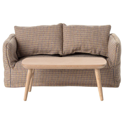 Zweisitziges Sofa mit zwei Rückenpolstern und hellem Holz-Couchtisch Natur