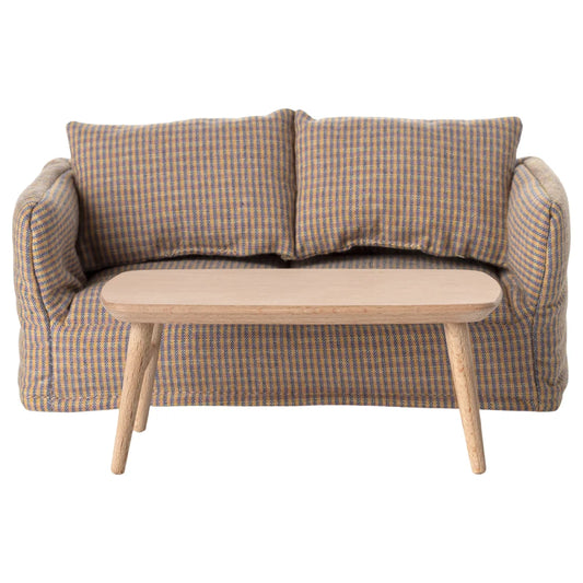 Zweisitziges Sofa mit zwei Rückenpolstern und hellem Holz-Couchtisch Natur