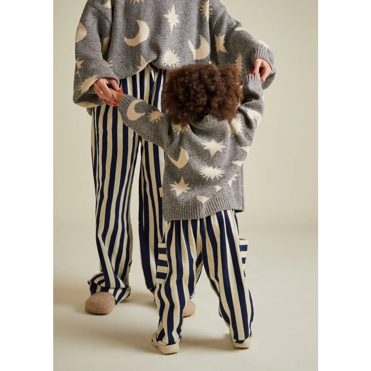 Grauer Strickpullover mit cremefarbenen Mond- und Sternmustern