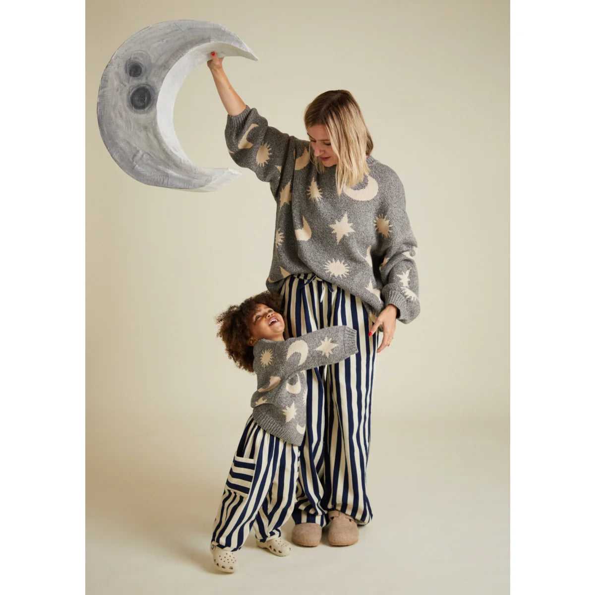 Grauer Strickpullover mit Mond- und Sternmuster, Cozmo Midnight Moon Star Sweater