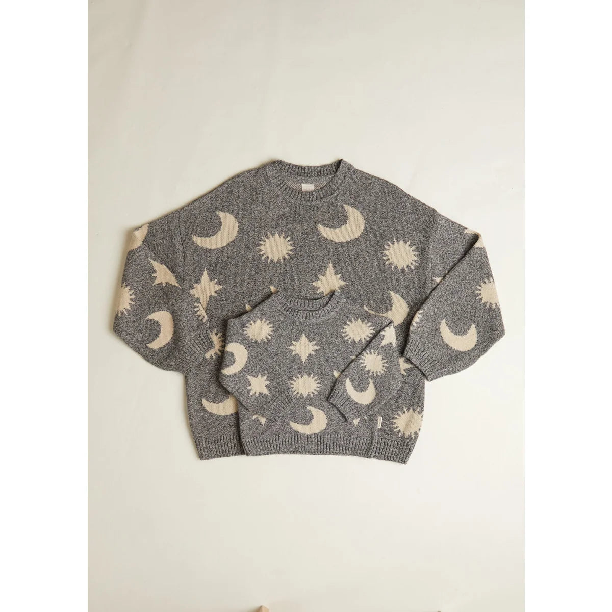 Grauer Strickpullover mit cremefarbenen Himmelskörpern für Kinder