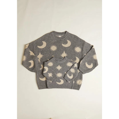 Grauer Strickpullover mit cremefarbenen Himmelskörpern für Kinder