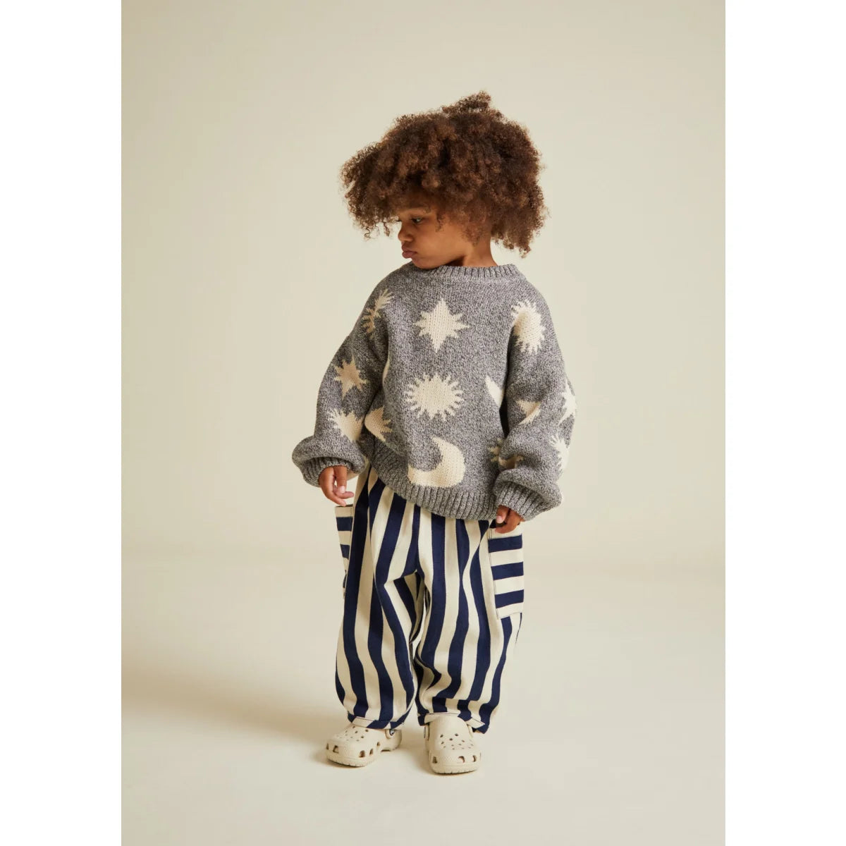 Grauer Strickpullover mit weißen Stern- und Mondmustern für Kinder