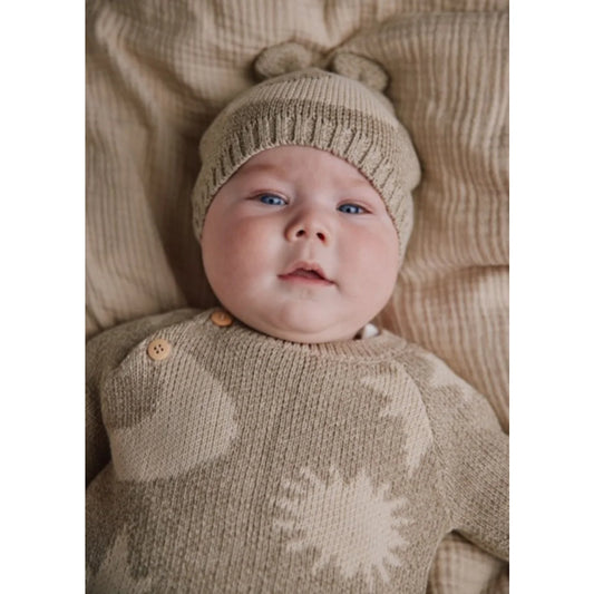 Weiches beige gestricktes Baby-Outfit mit Sonnenstrahlsmuster und passender Mütze mit Pompons aus dem Cozmo Neutral Moon Star 2-Teile-Geschenkset
