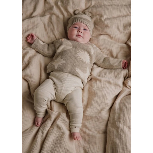 Baby in Cozmo Neutral Moon Star Set mit Mütze und Pullover