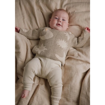 Weiches beige Strickpullover mit weißen Mond- und Sternenmuster für Baby im Cozmo Neutral Moon Star Set