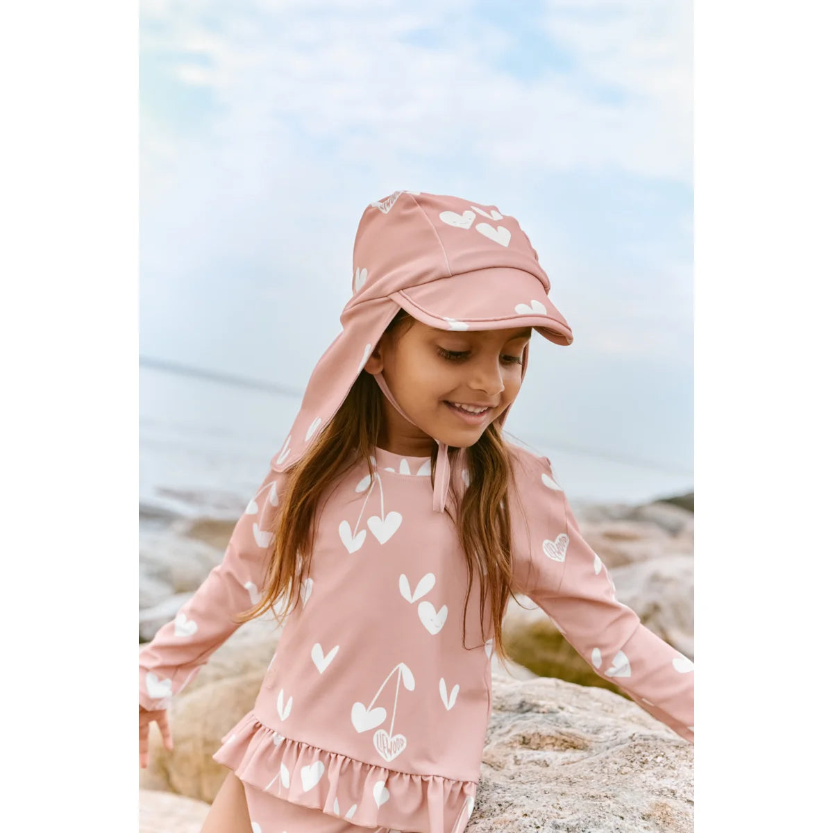 Dagny Badeset Sweethearts Pale Tuscany: Rosa Herz-Muster Sonnenhut und Badeanzug