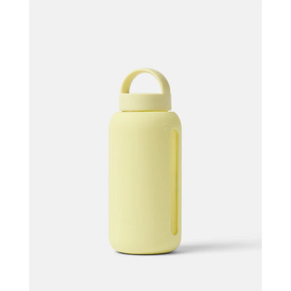 Bink Day Bottle Classic in Butter (buttergelb), Glas-Trinkflasche mit Trinkmarkierungen – Ansicht 2