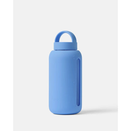 Bink Day Bottle Classic in Cornflower (kornblumenblau), Glas-Trinkflasche mit Trinkmarkierungen – Ansicht 2