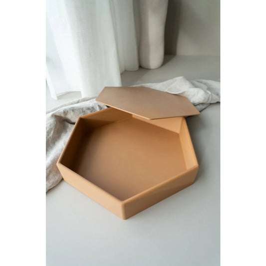 Deckel für sechseckige mandigo spielschale aus mattem, warmem tan mit passendem deckel