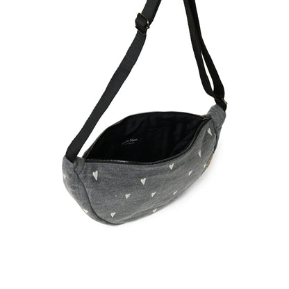 Graue Gürteltasche mit weißen Herzmustern und verstellbarem schwarzen Gurt