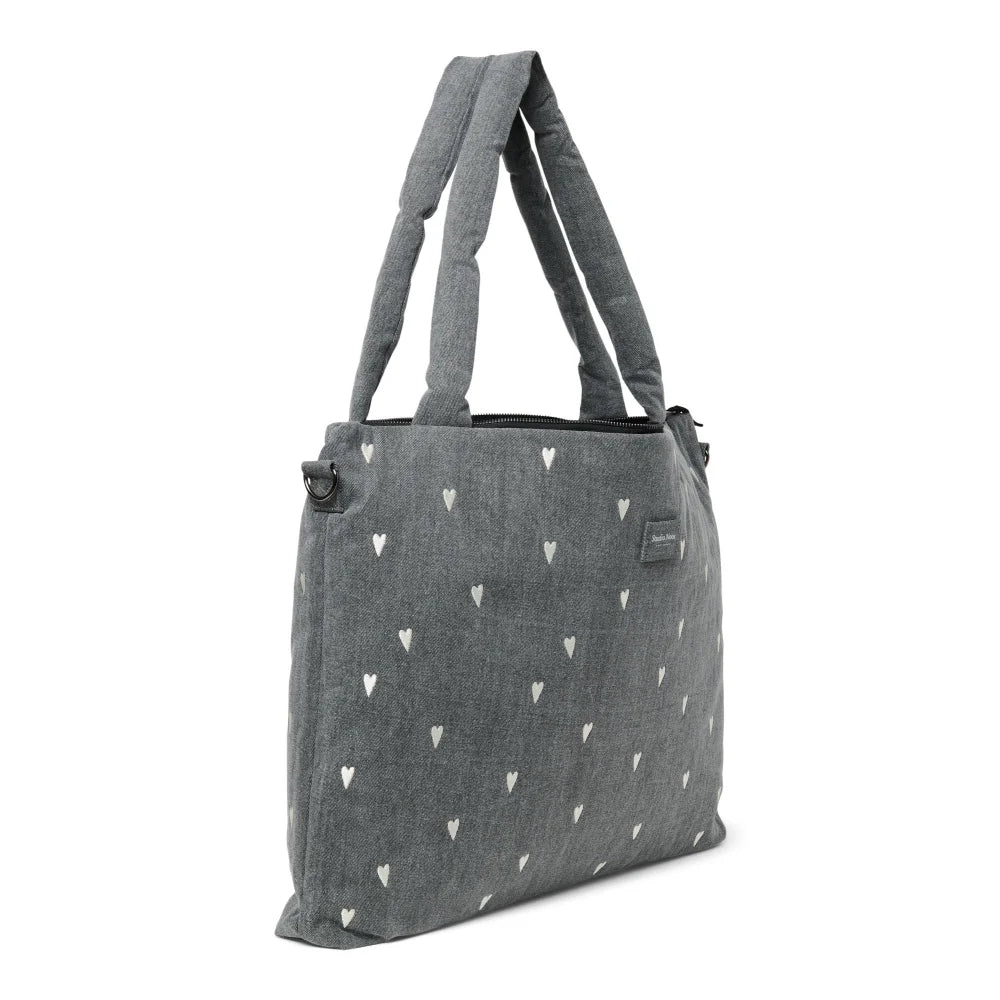 Graue Wickeltasche mit weißen Herzmustern aus dem Produkt Denim Diaper Bag Grey Hearts